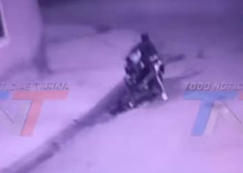 MOTOCICLETA FUE ABANDONADA EN LA MADRUGADA EN EL B. DEFENSORES DEL CHACO Y BUSCAN A SU PROPIETARIO