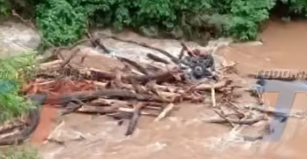 AVALANCHA DE LODO SORPRENDE A CAMIONETA Y DEJA DOS PERSONAS DESAPARECIDAS