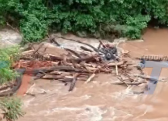 AVALANCHA DE LODO SORPRENDE A CAMIONETA Y DEJA DOS PERSONAS DESAPARECIDAS