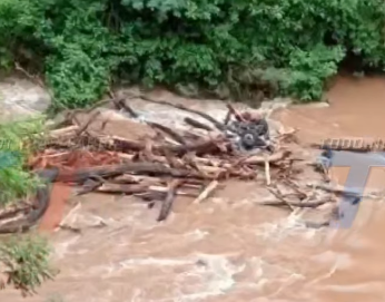 AVALANCHA DE LODO SORPRENDE A CAMIONETA Y DEJA DOS PERSONAS DESAPARECIDAS