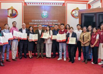 El Gobernador del Departamento de Tarija, Lic. Oscar Montes Barzón, realizó la entrega de personerías jurídicas a distintos colegios, asociaciones e instituciones del Departamento