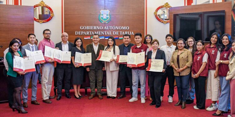 El Gobernador del Departamento de Tarija, Lic. Oscar Montes Barzón, realizó la entrega de personerías jurídicas a distintos colegios, asociaciones e instituciones del Departamento