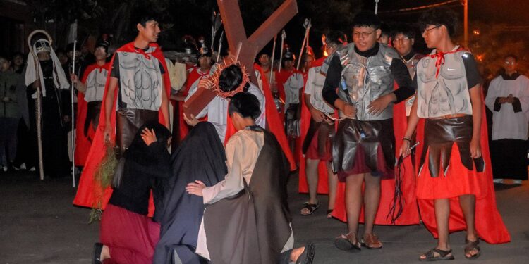 Hoy, en la madrugada el gobierno municipal, llevó a cabo el Viacrucis Juvenil Viviente en la Parroquia Nuestra Señora de Guadalupe