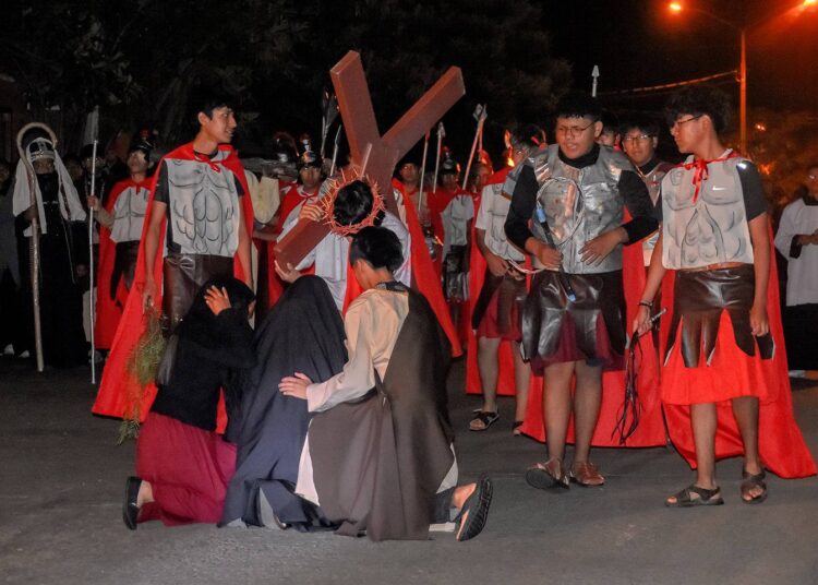 Hoy, en la madrugada el gobierno municipal, llevó a cabo el Viacrucis Juvenil Viviente en la Parroquia Nuestra Señora de Guadalupe