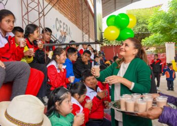 La Primera Dama del Departamento, Dra. Ruth Ponce, junto al SEDEGES, agasajó a niñas y niños de los centros de educación especial en celebración del Día del Niño, con bailes, chocolate y presentes, compartiendo momentos de alegría y afecto.