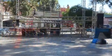 EN PLENA PASCUA FLORIDA EN EL BARRIO LA PAMPA, EN EL PARQUE BOLÍVAR, VECINOS QUEDARON SORPRENDIDOS AL VER QUE OTRO EVENTO SE ARMABA EN EL MISMO ESPACIO.PIDEN SOLUCIONES AL MUNICIPIO