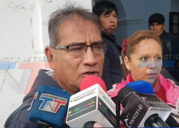 PERSONAS AFECTADAS POR MAL ESTADO DE COMBUSTIBLE BUSCAN SOLUCIONES EN PUERTAS DEL COMITE CÍVICO.