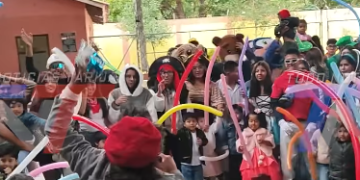 ESTUDIANTES DE LA PROMOCIÓN DEL COLEGIO BELGRANO REALIZAN FIESTA DE BIENVENIDA PARA NIÑOS DEL KÍNDER.