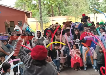 ESTUDIANTES DE LA PROMOCIÓN DEL COLEGIO BELGRANO REALIZAN FIESTA DE BIENVENIDA PARA NIÑOS DEL KÍNDER.