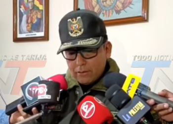 DOS PERSONAS CUENTAN CON ÓRDENES DE APREHENSIÓN POR LOS DELITOS DE INCUMPLIMIENTO DE DEBERES, CONDUCTA ANTIECONÓMICA, USO INDEBIDO DE INFLUENCIAS Y FALSEDAD IDEOLÓGICA. LOS IMPLICADOS FUERON TRASLADADOS A LA PAZ.