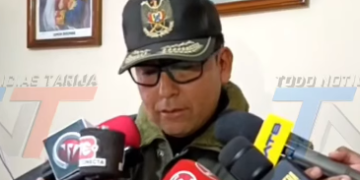 DOS PERSONAS CUENTAN CON ÓRDENES DE APREHENSIÓN POR LOS DELITOS DE INCUMPLIMIENTO DE DEBERES, CONDUCTA ANTIECONÓMICA, USO INDEBIDO DE INFLUENCIAS Y FALSEDAD IDEOLÓGICA. LOS IMPLICADOS FUERON TRASLADADOS A LA PAZ.