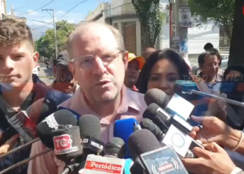 CANDIDATO A GOBERNADOR ADRIAN OLIVA LLEGA A EMITIR SU VOTO A SU RECINTO ELECTORAL EN ESTE DIA DE BALOTAJE EN LA SEGUNDA VUELTA