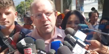 CANDIDATO A GOBERNADOR ADRIAN OLIVA LLEGA A EMITIR SU VOTO A SU RECINTO ELECTORAL EN ESTE DIA DE BALOTAJE EN LA SEGUNDA VUELTA