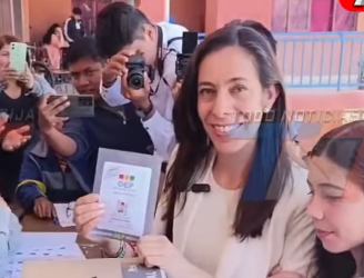 MARÍA RENÉ CANDIDATA A GOBERNADORA LLEGA A EMITIR SU VOTO A SU RECINTO ELECTORAL