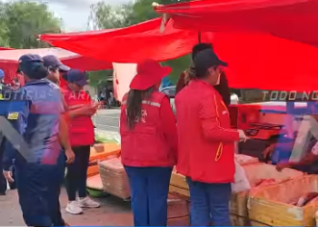 INTENDENCIA NOTIFICA A VENDEDORES DE PESCADO POR OCUPAR LA VÍA PÚBLICA EN EL MERCADO EL DORADO.