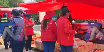 INTENDENCIA NOTIFICA A VENDEDORES DE PESCADO POR OCUPAR LA VÍA PÚBLICA EN EL MERCADO EL DORADO.