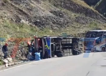 IMÁGENES DE LA FLOTA SAN LORENZO EN EL ACCIDENTE DE TRANSITO EN CHOROMA, TARIJA: SE CONFIRMAN DOS PERSONAS FALLECIDAS Y VARIOS HERIDOS.