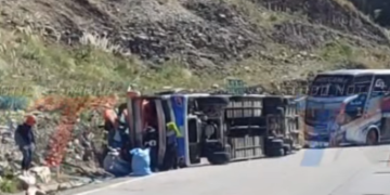 IMÁGENES DE LA FLOTA SAN LORENZO EN EL ACCIDENTE DE TRANSITO EN CHOROMA, TARIJA: SE CONFIRMAN DOS PERSONAS FALLECIDAS Y VARIOS HERIDOS.