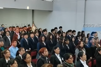 En representación de la Gobernadora del Departamento de Tarija, la Secretaria de Desarrollo Humano realizó la entrega de un reconocimiento a la Obra Educativa Fe y Alegría.