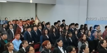 En representación de la Gobernadora del Departamento de Tarija, la Secretaria de Desarrollo Humano realizó la entrega de un reconocimiento a la Obra Educativa Fe y Alegría.