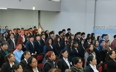 En representación de la Gobernadora del Departamento de Tarija, la Secretaria de Desarrollo Humano realizó la entrega de un reconocimiento a la Obra Educativa Fe y Alegría.