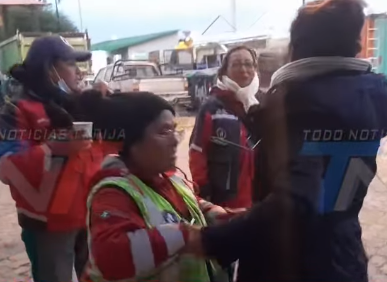 La directora del Servicio Departamental de Gestión (Sedeges), Ana Laura Flores, por instrucción de la gobernadora María René Soruco y con el apoyo del personal del Hogar Moisés Navajas, visitó las instalaciones de la Entidad Municipal de Aseo de Tarija EMAT, para brindarles un desayuno como agasajo a las madres