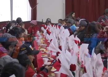 Alcalde de Tarija comparte un desayuno con las mamás que trabajan en EMAT, resaltando la sacrificada labor que desempeñan en beneficio de la población