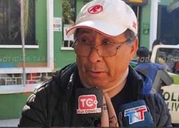 HOMBRE DENUNCIÓ QUE UN POLICÍA CHOCÓ SU VEHÍCULO Y NO QUISO PAGAR LOS GASTOS DE REPARACIÓN. LLEGÓ AL COMANDO POLICIAL PARA EXIGIR JUSTICIA.