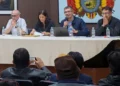Gobierno y magisterio urbano llegan a acuerdo que incluye un bono anual y la desmovilización
