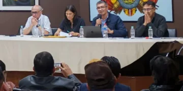 Gobierno y magisterio urbano llegan a acuerdo que incluye un bono anual y la desmovilización