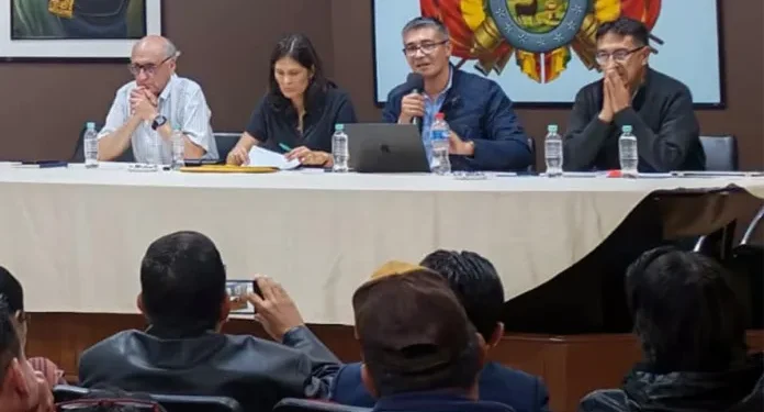 Gobierno y magisterio urbano llegan a acuerdo que incluye un bono anual y la desmovilización