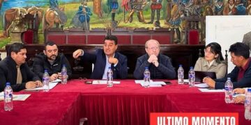 En su calidad de presidente de la Asociación de Municipios de Tarija (AMT), el alcalde Johnny Torres Terzo lideró una reunión de coordinación junto al viceministro de Autonomías, Adrián Oliva.