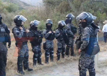 CAMIÓN CON CONTRABANDO TRAS PERSECUCIÓN POR TOLOMOSA TERMINÓ EN SAN ANDRES. AL LUGAR LLEGÓ LA POLICÍA PARA PRESERVAR EL ORDEN Y COMUNARIOS INDICAN QUE SE LES DONO LA MERCADERIA Y PIDEN QUE DEJEN IR AL CAMION