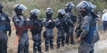 CAMIÓN CON CONTRABANDO TRAS PERSECUCIÓN POR TOLOMOSA TERMINÓ EN SAN ANDRES. AL LUGAR LLEGÓ LA POLICÍA PARA PRESERVAR EL ORDEN Y COMUNARIOS INDICAN QUE SE LES DONO LA MERCADERIA Y PIDEN QUE DEJEN IR AL CAMION