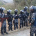 CAMIÓN CON CONTRABANDO TRAS PERSECUCIÓN POR TOLOMOSA TERMINÓ EN SAN ANDRES. AL LUGAR LLEGÓ LA POLICÍA PARA PRESERVAR EL ORDEN Y COMUNARIOS INDICAN QUE SE LES DONO LA MERCADERIA Y PIDEN QUE DEJEN IR AL CAMION