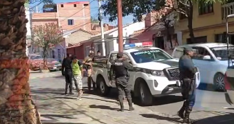 DELINCUENTE FUE SORPRENDIDO Y CAPTURADO POR SUS PROPIAS VÍCTIMAS MIENTRAS ROBABA SUS PERTENENCIAS. TRAS UNA INTENSA PERSECUCIÓN, EL SOSPECHOSO SE REFUGIÓ EN UN DOMICILIO.