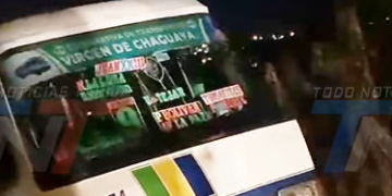 MICRO DE SERVICIO PÚBLICO QUEDÓ COLGANDO AL BORDE DE UN BARRANCO EN LA ENTRADA DEL BARRIO VERDE OLIVO, EN LA LOMA DE TOMATITAS.