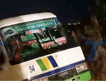 MICRO DE SERVICIO PÚBLICO QUEDÓ COLGANDO AL BORDE DE UN BARRANCO EN LA ENTRADA DEL BARRIO VERDE OLIVO, EN LA LOMA DE TOMATITAS.