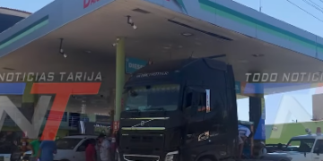 DESVÍOS DEL TRANSPORTE POR LOS BLOQUEOS HABRÍAN INCREMENTADO LA DEMANDA DE DIÉSEL EN TARIJA.