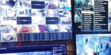 CERCAT COLABORA CON LA FELCC ENTREGANDO IMÁGENES DE LAS CÁMARAS DE SEGURIDAD PARA ESCLARECER EL CASO DEL CIUDADANO VENEZOLANO QUE PERDIÓ LA VIDA TRAS SER APUÑALADO. SIN EMBARGO, LAS CÁMARAS NO ALCANZAN A REGISTRAR EL LUGAR EXACTO EN AFUERAS DONDE OCURRIÓ EL HECHO
