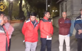 Para brindar mayor seguridad Alcaldía de Tarija coloca semáforo en avenida del barrio El Cármen.