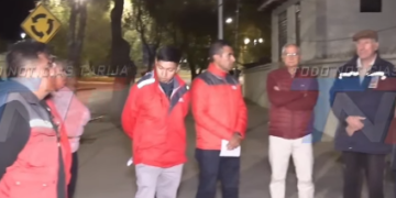 Para brindar mayor seguridad Alcaldía de Tarija coloca semáforo en avenida del barrio El Cármen.