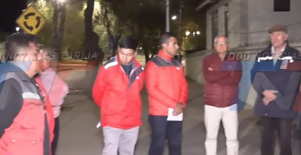 Para brindar mayor seguridad Alcaldía de Tarija coloca semáforo en avenida del barrio El Cármen.