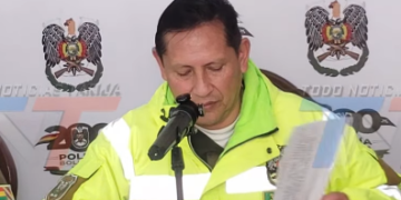 CONDUCTOR DE UNA VAGONETA PROVOCÓ UN CHOQUE CONTRA DOS VEHÍCULOS ESTACIONADOS AL COSTADO DE LA VÍA, GENERANDO DAÑOS DE CONSIDERACIÓN SIN LAMENTAR LESIONADOS.