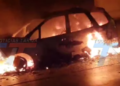 LAS LLAMAS CONSUMIERON POR COMPLETO UN RADIO MÓVIL, QUE TERMINÓ REDUCIDO A CHATARRA. EL INCENDIO SE HABRÍA INICIADO POR UN CORTO CIRCUITO.