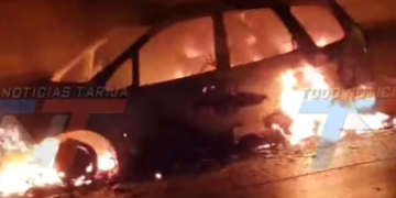 LAS LLAMAS CONSUMIERON POR COMPLETO UN RADIO MÓVIL, QUE TERMINÓ REDUCIDO A CHATARRA. EL INCENDIO SE HABRÍA INICIADO POR UN CORTO CIRCUITO.