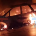 LAS LLAMAS CONSUMIERON POR COMPLETO UN RADIO MÓVIL, QUE TERMINÓ REDUCIDO A CHATARRA. EL INCENDIO SE HABRÍA INICIADO POR UN CORTO CIRCUITO.