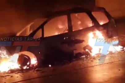 LAS LLAMAS CONSUMIERON POR COMPLETO UN RADIO MÓVIL, QUE TERMINÓ REDUCIDO A CHATARRA. EL INCENDIO SE HABRÍA INICIADO POR UN CORTO CIRCUITO.