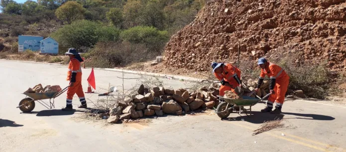 Cae el número de bloqueos en Bolivia y la ABC trabaja en la limpieza y reconstrucción de carreteras