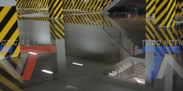 DENUNCIAN QUE UN ACUÍFERO BAJO EL MERCADO AVAROA PROVOCA FILTRACIONES PERMANENTES, RAJADURAS Y EL DETERIORO DE LA INFRAESTRUCTURA. VECINOS ADVIERTEN QUE EL PROBLEMA SIGUE AGRAVÁNDOSE.